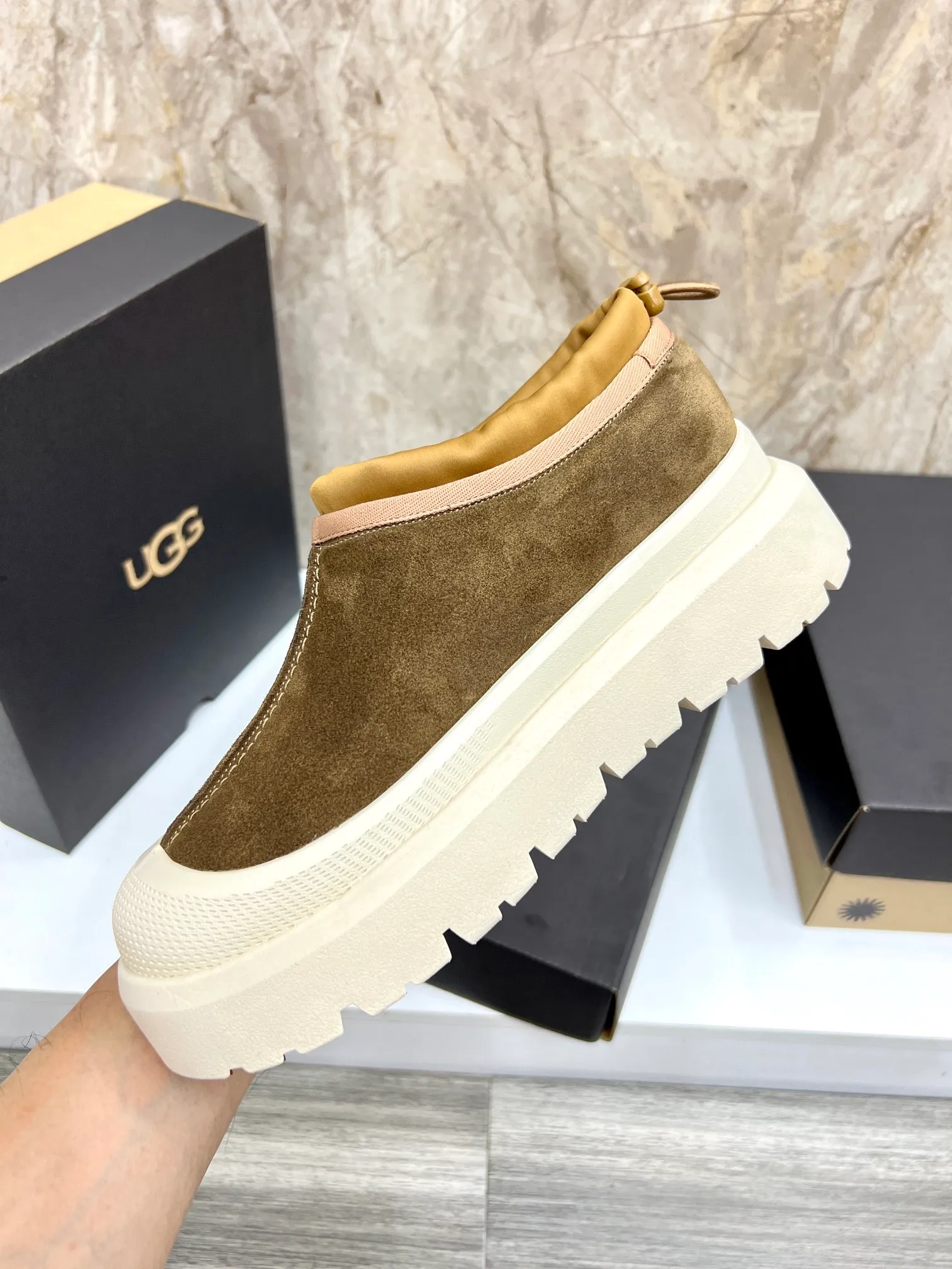 Men's men's shoes💰: 💰540💰Couple model👫 UGG Tasman Weather Hybrid one-second snow boots👢 Wang Yibo's same 👏 classic Tasman shoe is designed with environmentally friendly waterproof and snowproof material, which is both fashionable and functional. At the same time, it is paired with the new UGG Keen furry color-blocked jacket. Bright orange and maroon collide to create a new light outdoor style and open up a new travel experience in early autumn! Using the best materials, the 17mm fur-integrated surface is warmer and more breathable, and the outsole is upgraded to a lightweight and wear-resistant light wing technology outsole! Size: Women’s size 35-40 / Men’s size 38–44 (45 customized) Official website color